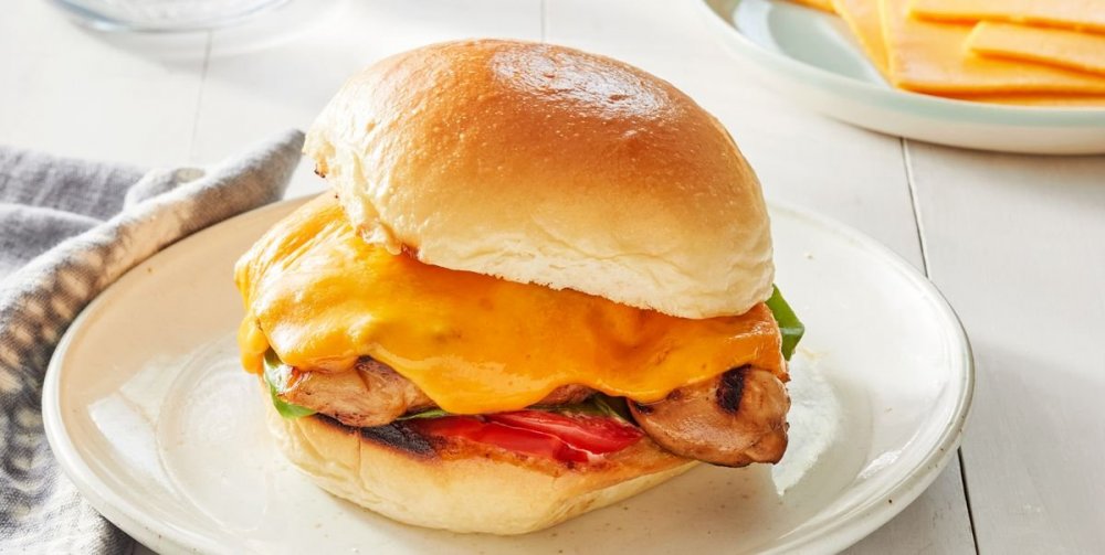 sargento-cheesy-chicken-sandwich-hero-dana-gallagher0010-1621868758.jpg